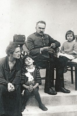 Marszałek z drugą żoną Aleksandrą i córkami
